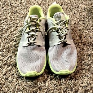 Nike women’s roshe run HYP